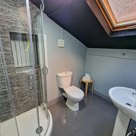 Flat Sleeps 8 By Superhost *