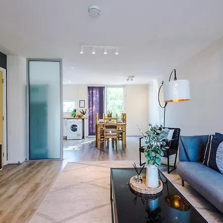 Holiday home Modern House - Sleeps 6 - Free Parking - Near Etihad Stadium - Coop Live