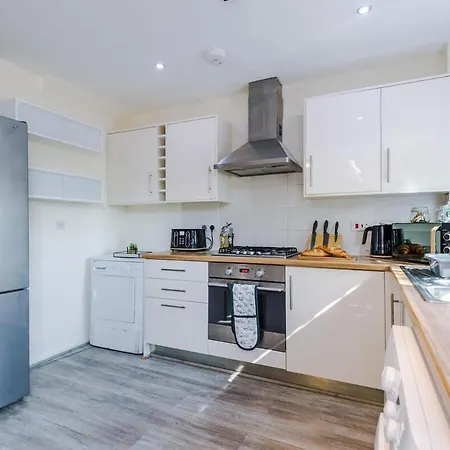 Modern House - Sleeps 6 - Free Parking - Near Etihad Stadium - Coop Live *