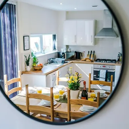 Modern House - - Etihad Stadium - Coop Live Stadium - Sleeps 6 - Free Parking Manchester