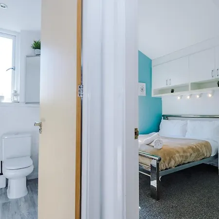 Modern House - - Etihad Stadium - Coop Live Stadium - Sleeps 6 - Free Parking *