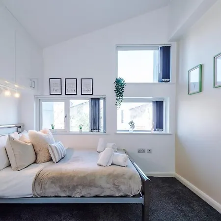Modern House - - Etihad Stadium - Coop Live Stadium - Sleeps 6 - Free Parking Holiday home *