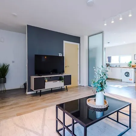 Holiday home Modern House - Sleeps 6 - Free Parking - Near Etihad Stadium - Coop Live *