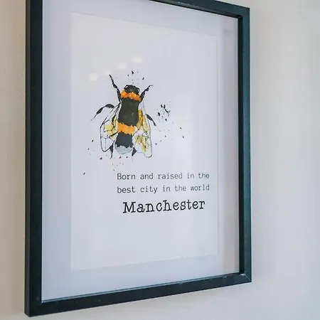 Modern House - Sleeps 6 - Free Parking - Near Etihad Stadium - Coop Live *