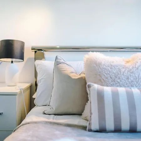 Modern House - - Etihad Stadium - Coop Live Stadium - Sleeps 6 - Free Parking