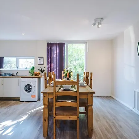 Modern House - Sleeps 6 - Free Parking - Near Etihad Stadium - Coop Live Holiday home *