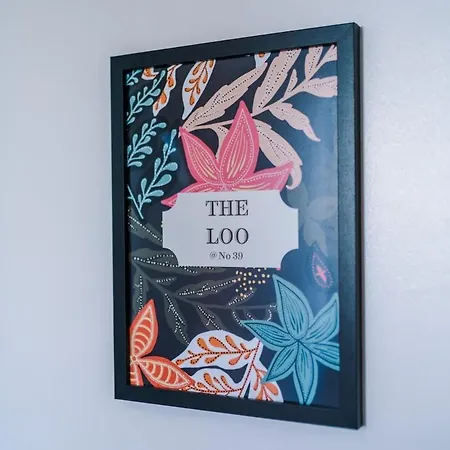 Modern House - Sleeps 6 - Free Parking - Near Etihad Stadium - Coop Live *