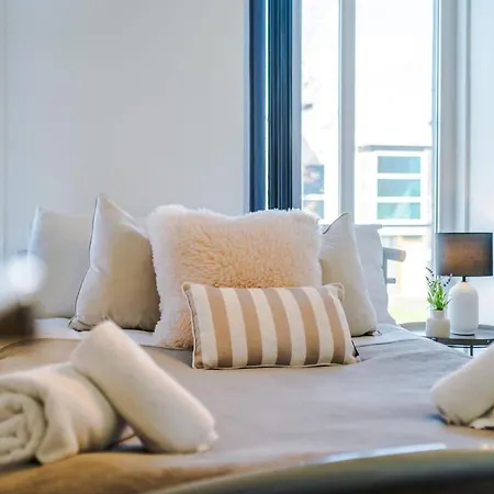 Modern House - Sleeps 6 - Free Parking - Near Etihad Stadium - Coop Live Holiday home