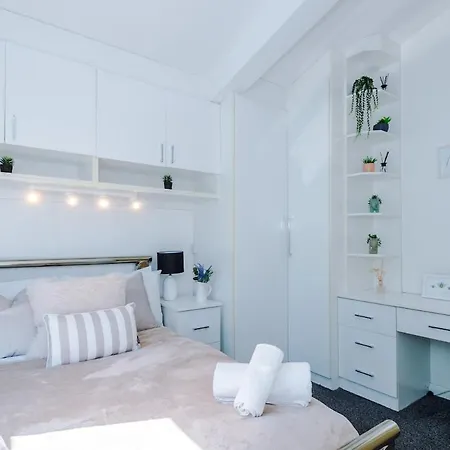 Holiday home Modern House - - Etihad Stadium - Coop Live Stadium - Sleeps 6 - Free Parking