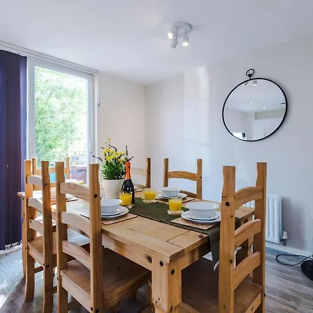 Holiday home Modern House - - Etihad Stadium - Coop Live Stadium - Sleeps 6 - Free Parking Manchester