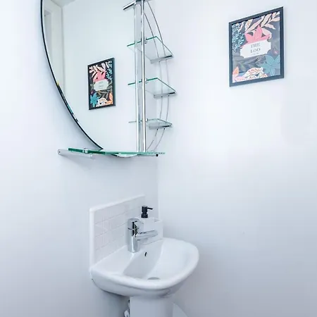 Modern House - - Etihad Stadium - Coop Live Stadium - Sleeps 6 - Free Parking Holiday home Manchester