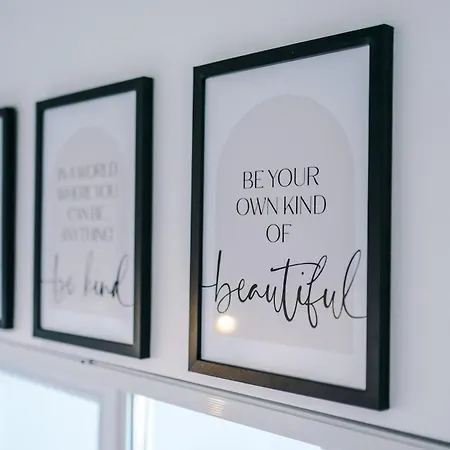 Modern House - Sleeps 6 - Free Parking - Near Etihad Stadium - Coop Live