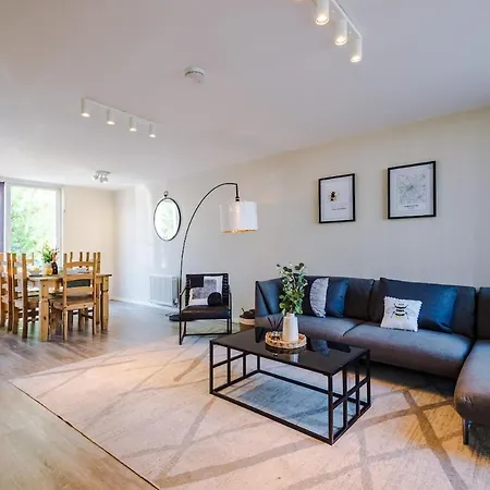 Modern House - Sleeps 6 - Free Parking - Near Etihad Stadium - Coop Live Holiday home *