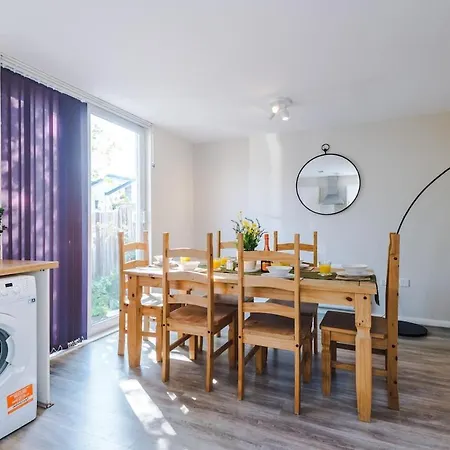 Modern House - Sleeps 6 - Free Parking - Near Etihad Stadium - Coop Live Holiday home