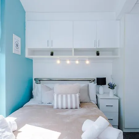 Modern House - - Etihad Stadium - Coop Live Stadium - Sleeps 6 - Free Parking