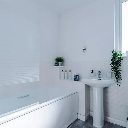 Modern House - - Etihad Stadium - Coop Live Stadium - Sleeps 6 - Free Parking Holiday home *