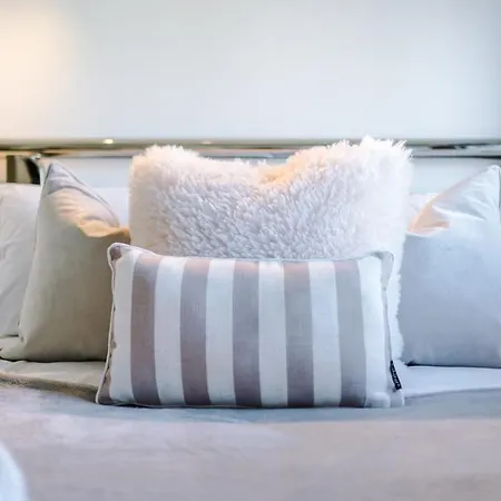 Modern House - - Etihad Stadium - Coop Live Stadium - Sleeps 6 - Free Parking