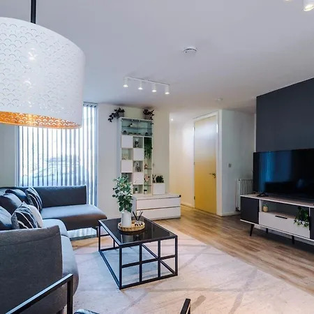 Modern House - - Etihad Stadium - Coop Live Stadium - Sleeps 6 - Free Parking Holiday home *