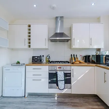 Дом отдыха Modern House - Sleeps 6 - Free Parking - Near Etihad Stadium - Coop Live *