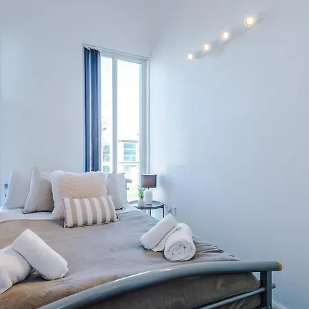 Modern House - - Etihad Stadium - Coop Live Stadium - Sleeps 6 - Free Parking Holiday home *