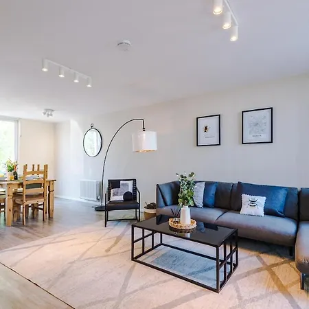 Modern House - Sleeps 6 - Free Parking - Near Etihad Stadium - Coop Live Holiday home