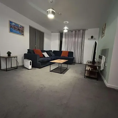 Apartment Cozy 2 Bed With Balcony Etihad Views, Steps From Coop Live *