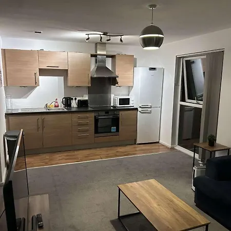 Apartment Cozy 2 Bed With Balcony Etihad Views, Steps From Coop Live Manchester