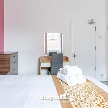 Holiday home Modern 5-bed Haven Near Centre
