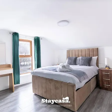 Modern 5-bed Haven Near Centre