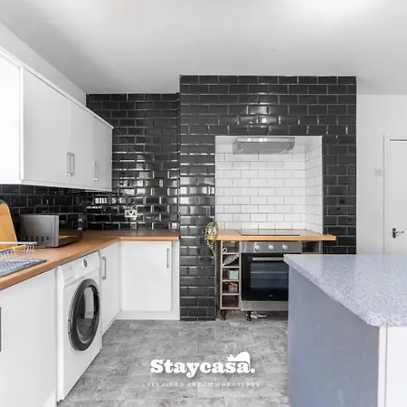 Modern 5-bed Haven Near Centre *