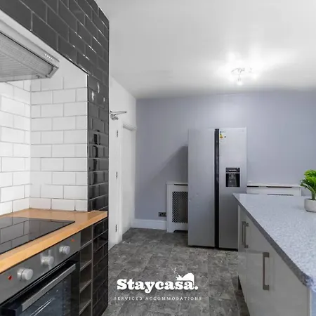 Modern 5-bed Haven Near Centre *
