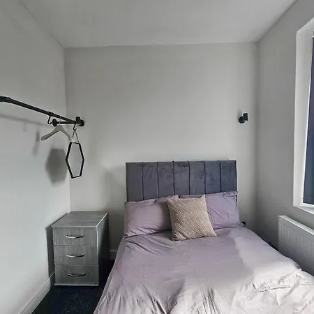 Selvedge Hideout 5min To With Street Parking * Manchester