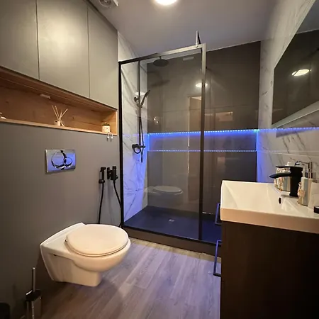 Centrally Located Modern 2 Bedroom Apartment, Minutes Walk To Ao Arena Appartement