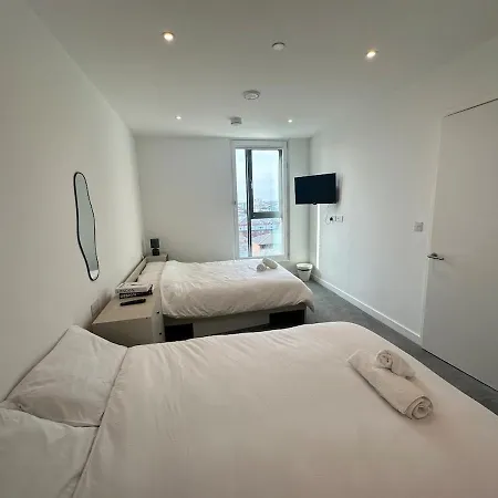 Apartment Spacious By Avalora Short Lets & Serviced Old Trafford With Free Wi-fi, Mcr Stadium, Sleeps 6 *