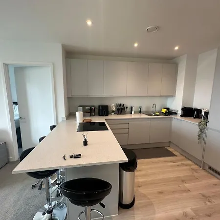 Apartment Spacious By Avalora Short Lets & Serviced Old Trafford With Free Wi-fi, Mcr Stadium, Sleeps 6 Manchester