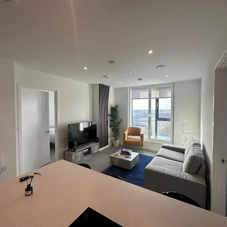 Spacious By Avalora Short Lets & Serviced Old Trafford With Free Wi-fi, Mcr Stadium, Sleeps 6 *