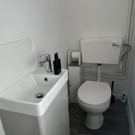 Discounted - 3-bed By Avalora Short Lets & Serviced Old Trafford With Pool & Tennis Table - Driveway