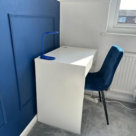 Discounted - 3-bed By Avalora Short Lets & Serviced Old Trafford With Pool & Tennis Table - Driveway *