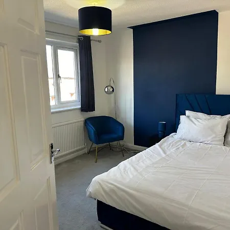 Discounted - 3-bed By Avalora Short Lets & Serviced Old Trafford With Pool & Tennis Table - Driveway Manchester