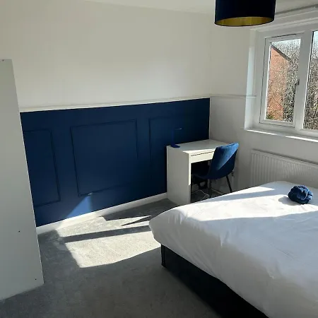 Discounted - 3-bed By Avalora Short Lets & Serviced Old Trafford With Pool & Tennis Table - Driveway * Manchester