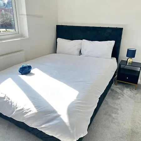 Discounted - 3-bed By Avalora Short Lets & Serviced Old Trafford With Pool & Tennis Table - Driveway Holiday home Manchester