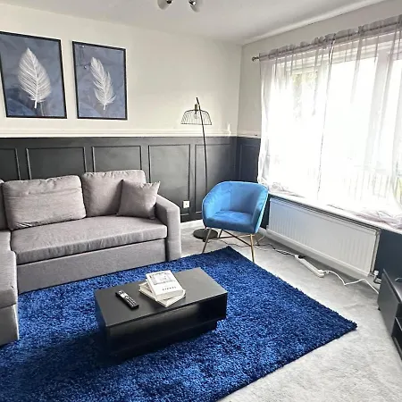 Holiday home Discounted - 3-bed By Avalora Short Lets & Serviced Old Trafford With Pool & Tennis Table - Driveway *
