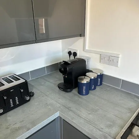 Discounted - 3-bed By Avalora Short Lets & Serviced Old Trafford With Pool & Tennis Table - Driveway *