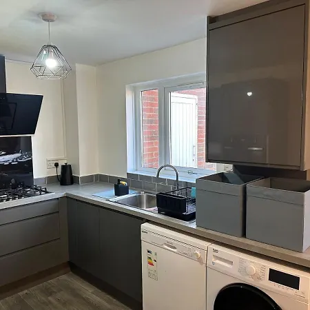 Discounted - 3-bed By Avalora Short Lets & Serviced Old Trafford With Pool & Tennis Table - Driveway Manchester