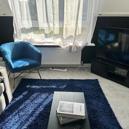 Holiday home Discounted - 3-bed By Avalora Short Lets & Serviced Old Trafford With Pool & Tennis Table - Driveway