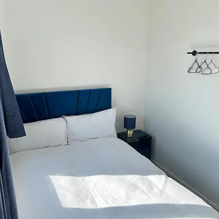 Holiday home Discounted - 3-bed By Avalora Short Lets & Serviced Old Trafford With Pool & Tennis Table - Driveway *