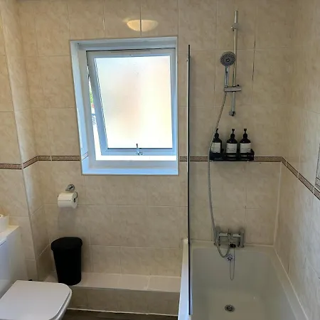 Discounted - 3-bed By Avalora Short Lets & Serviced Old Trafford With Pool & Tennis Table - Driveway * Manchester