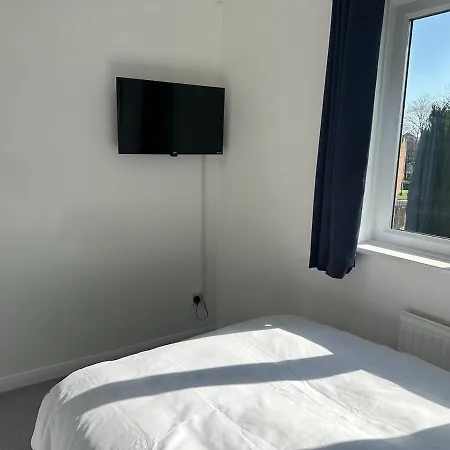 Discounted - 3-bed By Avalora Short Lets & Serviced Old Trafford With Pool & Tennis Table - Driveway *