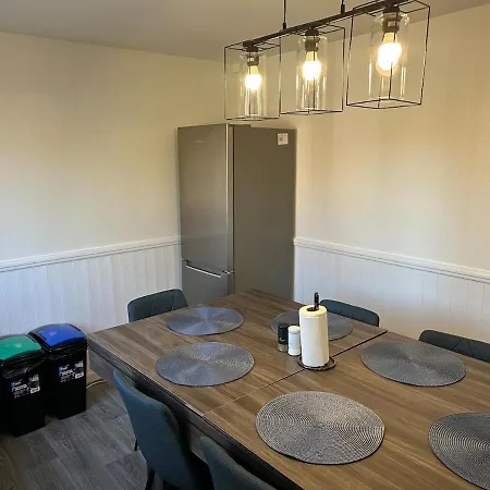 Holiday home Discounted - 3-bed By Avalora Short Lets & Serviced Old Trafford With Pool & Tennis Table - Driveway