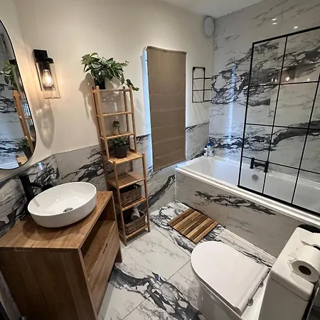 Stylish Interior Cosy Haven - On-street Parking Manchester